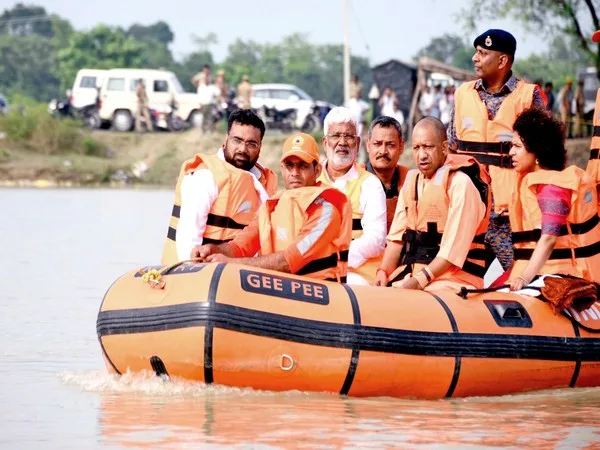 ഉത്തർപ്രദേശ് മുഖ്യമന്ത്രി യോഗി ആദിത്യനാഥ് ബുധനാഴ്ച ലഖിംപൂർ ഖേരിയിൽ വെള്ളപ്പൊക്ക ബാധിത പ്രദേശങ്ങൾ സന്ദർശിക്കുന്നു