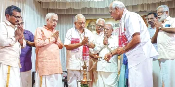 മണ്ണാര്‍ക്കാട് കുണ്ടൂര്‍കുന്ന് നടന്ന വി.കെ. അപ്പുക്കുട്ടിയുടെ ശതാഭിഷേകാഘോഷം മുതിര്‍ന്ന പ്രചാരകന്‍ എസ്. സേതുമാധവന്‍ ഉദ്ഘാടനം ചെയ്യുന്നു. വി.കെ. രാജകൃഷ്ണന്‍, ടി.എസ്. രാമചന്ദ്രന്‍, പ്രൊഫ. പി.കെ. മാധവന്‍, വി.കെ. സോമസുന്ദരന്‍, കെ. ശിവദാസ്, വി.കെ. അപ്പുക്കുട്ടി, ഹരിഹരനുണ്ണി, എ.സി. ഗോപിനാഥ് സമീപം.