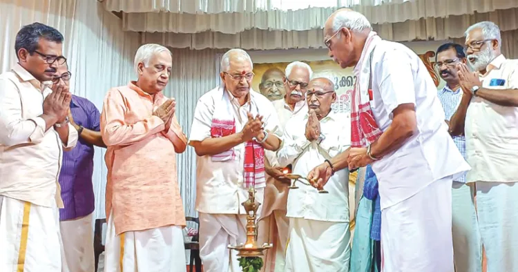 മണ്ണാര്‍ക്കാട് കുണ്ടൂര്‍കുന്ന് നടന്ന വി.കെ. അപ്പുക്കുട്ടിയുടെ ശതാഭിഷേകാഘോഷം മുതിര്‍ന്ന പ്രചാരകന്‍ എസ്. സേതുമാധവന്‍ ഉദ്ഘാടനം ചെയ്യുന്നു. വി.കെ. രാജകൃഷ്ണന്‍, ടി.എസ്. രാമചന്ദ്രന്‍, പ്രൊഫ. പി.കെ. മാധവന്‍, വി.കെ. സോമസുന്ദരന്‍, കെ. ശിവദാസ്, വി.കെ. അപ്പുക്കുട്ടി, ഹരിഹരനുണ്ണി, എ.സി. ഗോപിനാഥ് സമീപം.