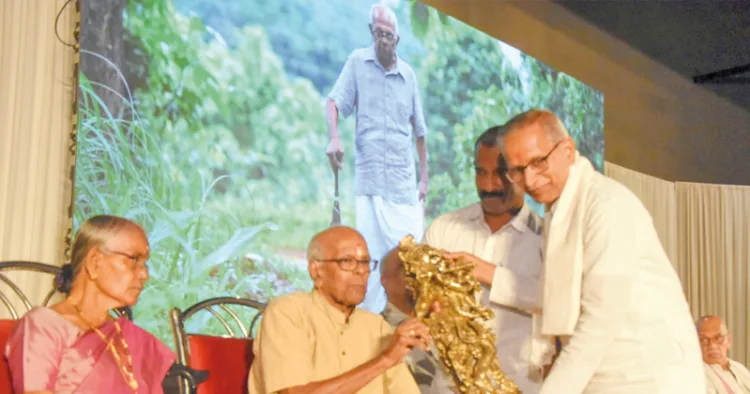 നവതി ആഘോഷ വേദിയില്‍ പി. നാരായണന് ആര്‍എസ്എസ് അഖില ഭാരതീയ കാര്യകാരി സദസ്യന്‍ വി. ഭാഗയ്യ ഉപഹാരം സമ്മാനിക്കുന്നു. പി. നാരായണന്റെ ഭാര്യ എം.എ. രാജേശ്വരി സമീപം