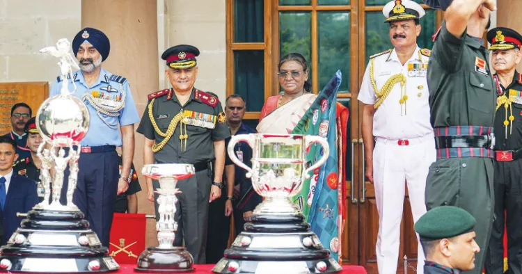 രാഷ്ട്രപതി ഭവനില്‍  നിന്ന് ഡ്യൂറന്റ് കപ്പ് ട്രോഫി പര്യടനം ആരംഭിച്ച ചടങ്ങില്‍ നിന്ന്. പ്രസിഡന്റ് ദ്രൗപദി മുര്‍മു, സംയുക്ത സേനാ മേധാവി ജനറല്‍ അനില്‍ ചൗഹാന്‍, കരസേനാ മേധാവി ജനറല്‍ ഉദേന്ദ്ര ദ്വിവേദി, നാവിക സേനാ മേധാവി അഡ്മിറല്‍ ദിനേശ് കെ ത്രിപാഠി, വ്യോമസേന ഉപമേധാവി എയര്‍ മാര്‍ഷല്‍ എ.പി. സിങ് എന്നിവര്‍