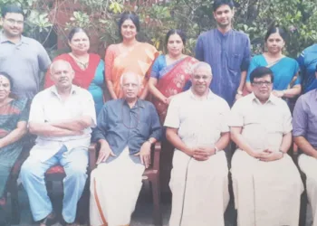 ഡോ. എം.എസ്. വല്യത്താന്റെ 70-ാംപിറന്നാളിന് മാവേലിക്കര കുടുംബ വീട്ടിലെത്തിയപ്പോള്‍ ബന്ധുക്കളോടൊപ്പം