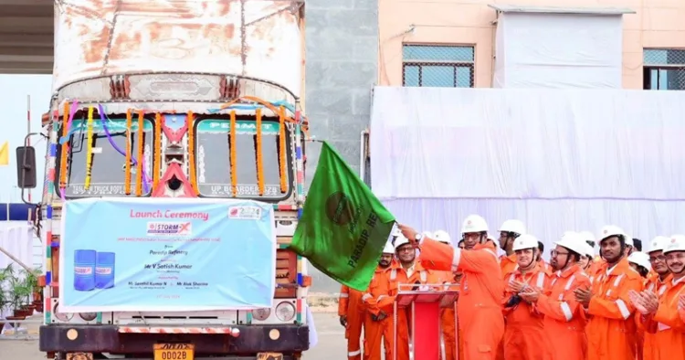 റേസിങ് കാറുകള്‍ക്കുള്ള സ്റ്റോം എക്‌സിന്റെ ചെന്നൈയിലെ മദ്രാസ് ഇന്റര്‍നാഷണല്‍ സര്‍ക്യൂട്ടിലേക്കുള്ള കന്നി ഡെലിവറി ഡയറക്ടര്‍ (മാര്‍ക്കറ്റിങ്) വി. സതീഷ്‌കുമാര്‍ ഫഌഗ് ഓഫ് ചെയ്യുന്നു