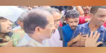 രാജുവിന്റെ വീട് സന്ദര്‍ശിച്ച് മടങ്ങിയെത്തിയ മന്ത്രി  ഒ.ആര്‍. കേളുവിനെ നാട്ടുകാര്‍ തടയുന്നു