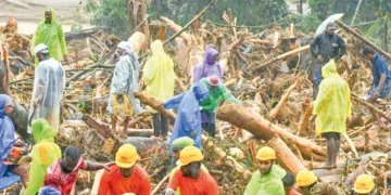 ഉരുള്‍പൊട്ടിയ പ്രദേശത്ത് അവശിഷ്ടങ്ങള്‍ക്കിടയില്‍ നിന്ന് മൃതദേഹങ്ങള്‍ കണ്ടെടുക്കുന്ന രക്ഷാപ്രവര്‍ത്തകര്‍