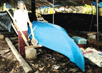 യൂറോപ്പിലേക്ക് കൊണ്ടുപോകുന്നതിനായി നിര്‍മിച്ച വള്ളത്തിനു സമീപം മാത്തച്ചന്‍