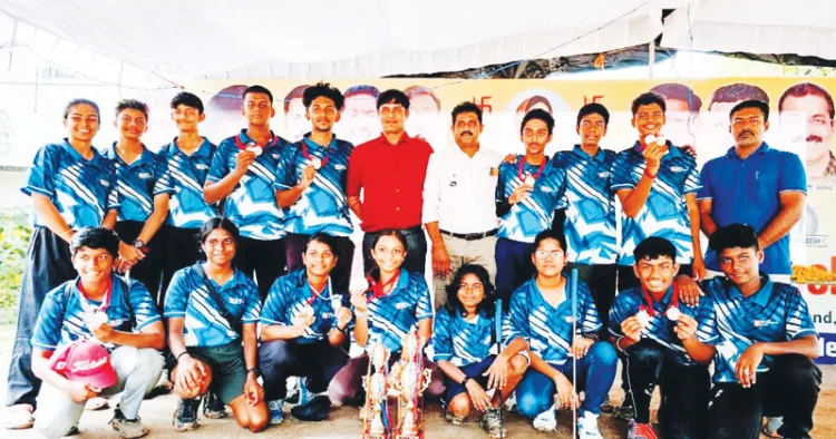 മധ്യപ്രദേശിലെ ഇന്‍ഡോറില്‍ നടന്ന ഒമ്പതാമത് ദേശീയ ജൂനിയര്‍ മിനി ഗോള്‍ഫ് ചാമ്പ്യന്‍ഷിപ്പില്‍ വിജയിച്ച കേരളാ ടീം ട്രോഫിയുമായി
