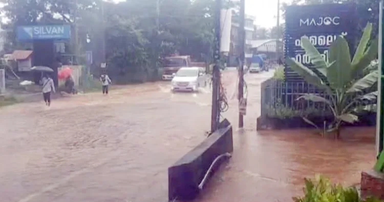 കനത്ത മഴയെ തുടര്‍ന്ന് മഞ്ചേരി മേലാക്കം പാണിക്കാട്ട് റോഡിലെ ബൈപ്പാസില്‍ രൂപപ്പെട്ട വെള്ളക്കെട്ട്‌