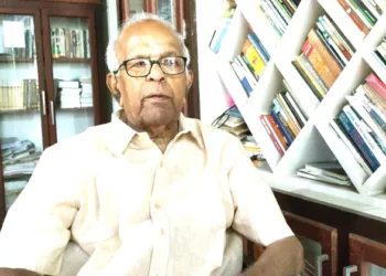 പി. നാരായണന്‍ വീട്ടിലെ തന്റെ ഗ്രന്ഥശാലയ്ക്ക് മുമ്പില്‍