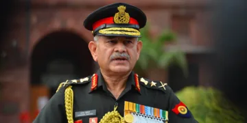NEW DELHI, JULY 1 (UNI):- Chief of the Army Staff General Upendra Dwivedi talking to newsmen at the South Block lawn prior to assume of office, in New Delhi on Monday.UNI PHOTO-PSB14U