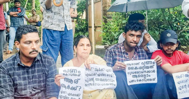 പിഎസ്‌സി കോഴ വിവാദത്തില്‍ സിപിഎം പ്രാഥമികാംഗത്വത്തില്‍നിന്ന് പുറത്താക്കപ്പെട്ട പ്രമോദ് കോട്ടൂളി അമ്മ വിശാലാക്ഷി, മകന്‍ വിശാല്‍ എന്നിവരോടൊപ്പം ചേവായൂരിലെ ശ്രീജിത്തിന്റെ വീടിനു മുന്നില്‍ നടത്തിയ കുത്തിയിരിപ്പു സമരം