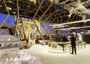 ഒളിംപിക്‌സിനോടനുബന്ധിച്ച് ഈഫല്‍ ഗോപുരത്തിന്
മുകളില്‍ തുറന്ന റെസ്റ്റോറന്റ്‌