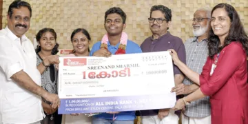 നീറ്റ് യുജി പരീക്ഷയില്‍ ഒന്നാം റാങ്ക് നേടിയ ശ്രീനന്ദ് ശര്‍മിളിനു ഒരു കോടി രൂപയുടെ ചെക്ക് ഡയറക്ടര്‍ ജോര്‍ജ് തോമസ് കൈമാറുന്നു