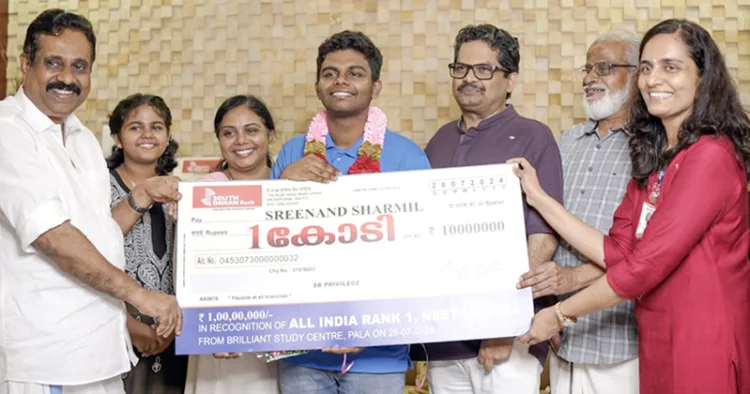 നീറ്റ് യുജി പരീക്ഷയില് ഒന്നാം റാങ്ക് നേടിയ ശ്രീനന്ദ് ശര്മിളിനു ഒരു കോടി രൂപയുടെ ചെക്ക് ഡയറക്ടര് ജോര്ജ് തോമസ് കൈമാറുന്നു
