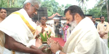 നന്മണ്ട പന്ന്യംവള്ളി വാര്യംമഠം വിഷ്ണു ക്ഷേത്രത്തില്‍ എത്തിയ കേന്ദ്രമന്ത്രി സുരേഷ്ഗോപിയെ ക്ഷേത്രകമ്മിറ്റി പ്രസിഡന്റ് കുമാരന്‍ ഭട്ടതിരിപ്പാട് പൂര്‍ണകുംഭം നല്‍കി സ്വീകരിക്കുന്നു.