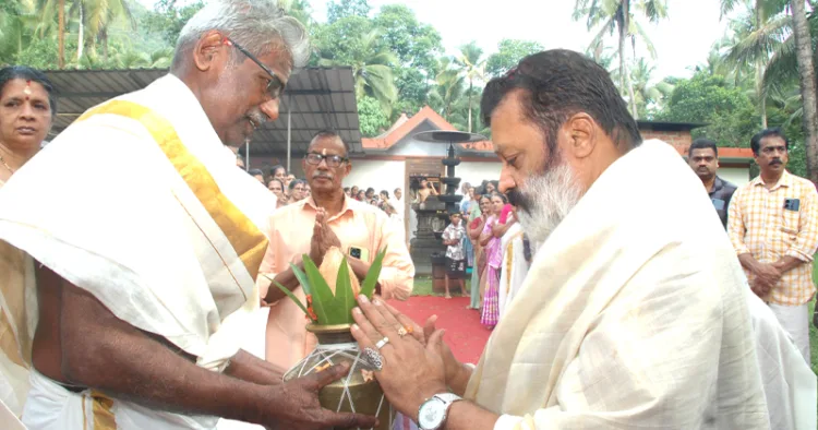 നന്മണ്ട പന്ന്യംവള്ളി വാര്യംമഠം വിഷ്ണു ക്ഷേത്രത്തില്‍ എത്തിയ കേന്ദ്രമന്ത്രി സുരേഷ്ഗോപിയെ ക്ഷേത്രകമ്മിറ്റി പ്രസിഡന്റ് കുമാരന്‍ ഭട്ടതിരിപ്പാട് പൂര്‍ണകുംഭം നല്‍കി സ്വീകരിക്കുന്നു.