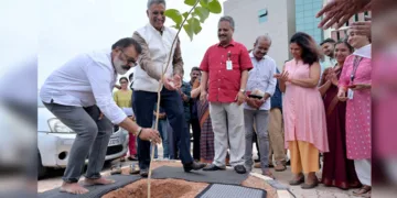 രാജീവ് ഗാന്ധി സെന്‍റര്‍ ഫോര്‍ ബയോടെക്നോളജിയുടെ ആക്കുളം കാമ്പസ് സന്ദര്‍ശിക്കാനെത്തിയ കേന്ദ്രമന്ത്രി സുരേഷ് ഗോപി വ്യക്ഷത്തൈ നടുന്നു. ആര്‍ജിസിബി ഡയറക്ടര്‍ പ്രൊഫ ചന്ദ്രഭാസ് നാരായണ, ചീഫ് കണ്‍ട്രോളര്‍ എസ്. മോഹനന്‍ നായര്‍ എന്നിവര്‍ സമീപം.