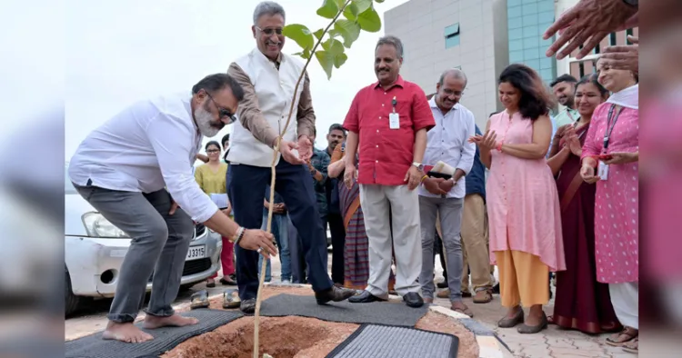 രാജീവ് ഗാന്ധി സെന്‍റര്‍ ഫോര്‍ ബയോടെക്നോളജിയുടെ ആക്കുളം കാമ്പസ് സന്ദര്‍ശിക്കാനെത്തിയ കേന്ദ്രമന്ത്രി സുരേഷ് ഗോപി വ്യക്ഷത്തൈ നടുന്നു. ആര്‍ജിസിബി ഡയറക്ടര്‍ പ്രൊഫ ചന്ദ്രഭാസ് നാരായണ, ചീഫ് കണ്‍ട്രോളര്‍ എസ്. മോഹനന്‍ നായര്‍ എന്നിവര്‍ സമീപം.