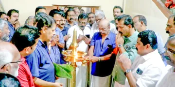 ആറന്മുള പാര്‍ത്ഥസാരഥി ക്ഷേത്രത്തിലെ വഴിപാട് വള്ളസദ്യയുടെ പാചകപ്പുരയില്‍ പള്ളിയോട സേവാസംഘം 
പ്രസിഡന്റ് കെ.വി. സാംബദേവന്‍ ദീപം തെളിയിക്കുന്നു