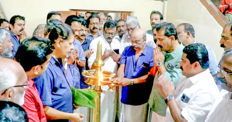 ആറന്മുള പാര്‍ത്ഥസാരഥി ക്ഷേത്രത്തിലെ വഴിപാട് വള്ളസദ്യയുടെ പാചകപ്പുരയില്‍ പള്ളിയോട സേവാസംഘം 
പ്രസിഡന്റ് കെ.വി. സാംബദേവന്‍ ദീപം തെളിയിക്കുന്നു