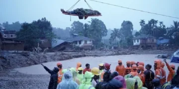 വടം ഉപയോഗിച്ച് സൈന്യം മൃതദേഹം ചെറുപുഴയ്ക്ക് കുറുകെ കരയിലേക്ക് എത്തിക്കുന്നു