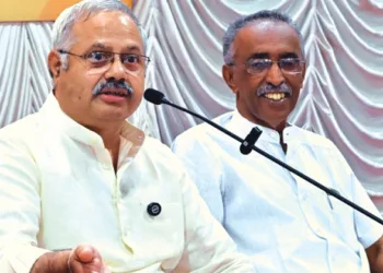 ആര്‍എസ്എസ് അഖിലഭാരതീയ സമന്വയ ബൈഠക് നടക്കുന്ന പാലക്കാട് അഹല്യ കാമ്പസില്‍ അഖില ഭാരതീയ പ്രചാര്‍ പ്രമുഖ് സുനില്‍ ആംബേകര്‍ പത്രസമ്മേളനത്തില്‍ സംസാരിക്കുന്നു. ഉത്തരകേരള പ്രാന്തസംഘചാലക് അഡ്വ. കെ.കെ. ബലറാം സമീപം.