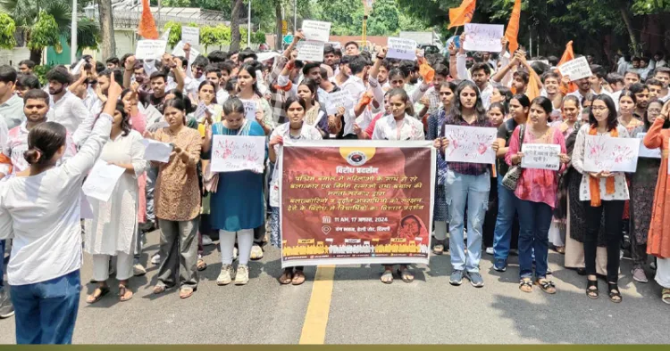 വനിതാ ഡോക്ടര്‍ ക്രൂരമായി കൊല്ലപ്പെട്ട സംഭവത്തില്‍ മുഖ്യമന്ത്രി മമത ബാനര്‍ജിയുടെ രാജിയാവശ്യപ്പെട്ട് ദല്‍ഹിയിലെ ബംഗാ ഭവനിലേക്ക് എബിവിപി നടത്തിയ മാര്‍ച്ച്‌