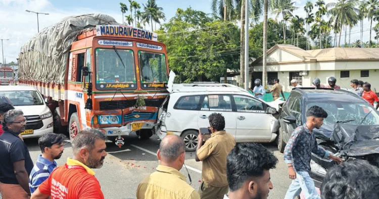 ദേശീയപാത ചാലക്കുടി പോട്ട സിഗ്‌നല്‍ ജങ്ഷന് സമീപം  വാഹനങ്ങള്‍ കൂട്ടിയിടിച്ചുണ്ടായ അപകടം