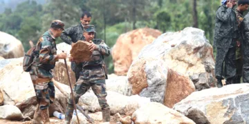 ഉരുള്‍പൊട്ടലിനെ തുടര്‍ന്ന് ഒഴുകിയെത്തിയ കൂറ്റന്‍ പാറകളും മറ്റും സൈന്യം നീക്കം ചെയ്യുന്നു