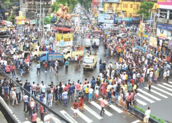 കൊല്‍ക്കത്ത ആര്‍ജി കര്‍ മെഡിക്കല്‍ കോളജിലെ വനിതാ ഡോക്ടറെ ബലാത്സംഗം ചെയ്ത് കൊലപ്പെടുത്തിയതില്‍
പ്രതിഷേധിച്ച് കൊല്‍ക്കത്തയിലെ ശ്യാമപ്രസാദ് പോയിന്റ് സമരക്കാര്‍ ഉപരോധിച്ചപ്പോള്‍