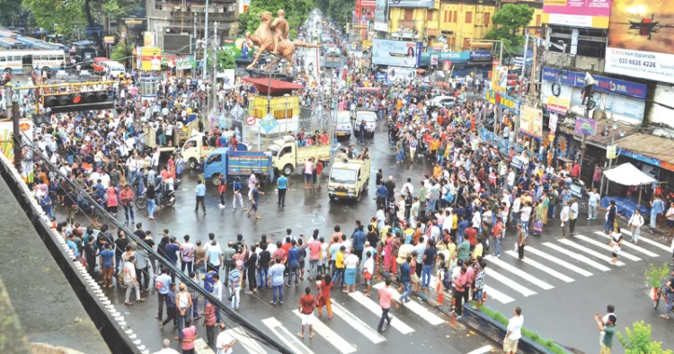 കൊല്‍ക്കത്ത ആര്‍ജി കര്‍ മെഡിക്കല്‍ കോളജിലെ വനിതാ ഡോക്ടറെ ബലാത്സംഗം ചെയ്ത് കൊലപ്പെടുത്തിയതില്‍ 
പ്രതിഷേധിച്ച് കൊല്‍ക്കത്തയിലെ ശ്യാമപ്രസാദ് പോയിന്റ്  സമരക്കാര്‍ ഉപരോധിച്ചപ്പോള്‍