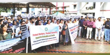 ഡോക്ടര്‍മാരുടെ ദേശീയ പണിമുടക്കിന്റെ ഭാഗമായി ആശുപത്രികളെ അതിസുരക്ഷാ മേഖലകളായി പ്രഖ്യാപിക്കണമെന്നാവശ്യപ്പെട്ട് കേരള ഗവ. മെഡി. അസോസിയേഷന്റെ ആഭിമുഖ്യത്തില്‍ മെഡിക്കല്‍ കോളേജില്‍ നടന്ന പ്രതിഷേധ സമരം