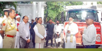 വയനാട് ദുരന്ത ബാധിതര്‍ക്ക് അവശ്യസാധനങ്ങളുമായി ഗോവയില്‍ നിന്ന് പുറപ്പെട്ട ട്രക്ക് ഗോവ ഗവര്‍ണര്‍ 
പി.എസ്. ശ്രീധരന്‍ പിള്ള ഫഌഗ് ഓഫ് ചെയ്യുന്നു