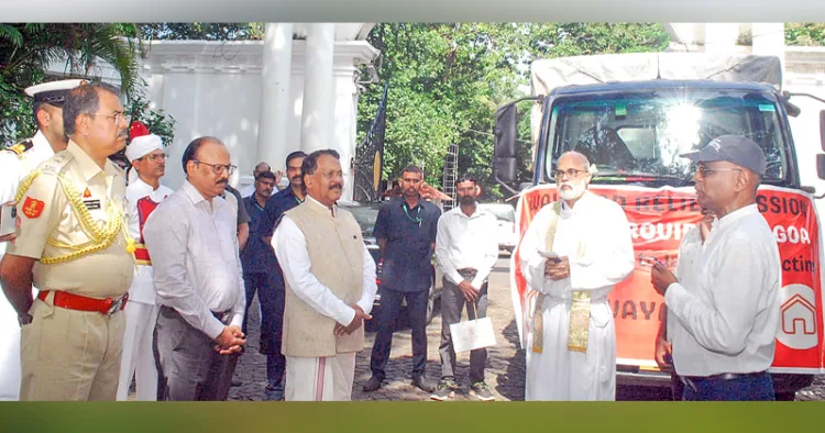 വയനാട് ദുരന്ത ബാധിതര്‍ക്ക് അവശ്യസാധനങ്ങളുമായി ഗോവയില്‍ നിന്ന് പുറപ്പെട്ട ട്രക്ക് ഗോവ ഗവര്‍ണര്‍ 
പി.എസ്. ശ്രീധരന്‍ പിള്ള ഫഌഗ് ഓഫ് ചെയ്യുന്നു