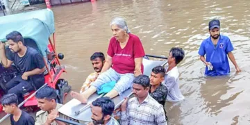 ഗുജറാത്ത് വഡോദരയില്‍ കനത്ത മഴയെ തുടര്‍ന്നുണ്ടായ വെള്ളപ്പൊക്കത്തില്‍ വീടിനുള്ളില്‍ അകപ്പെട്ടുപോയ വൃദ്ധയെ  രക്ഷാപ്രവര്‍ത്തകര്‍ സുരക്ഷിത സ്ഥാനത്തേയ്ക്ക് മാറ്റുന്നു