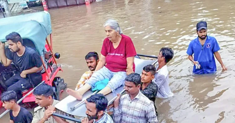 ഗുജറാത്ത് വഡോദരയില്‍ കനത്ത മഴയെ തുടര്‍ന്നുണ്ടായ വെള്ളപ്പൊക്കത്തില്‍ വീടിനുള്ളില്‍ അകപ്പെട്ടുപോയ വൃദ്ധയെ  രക്ഷാപ്രവര്‍ത്തകര്‍ സുരക്ഷിത സ്ഥാനത്തേയ്ക്ക് മാറ്റുന്നു