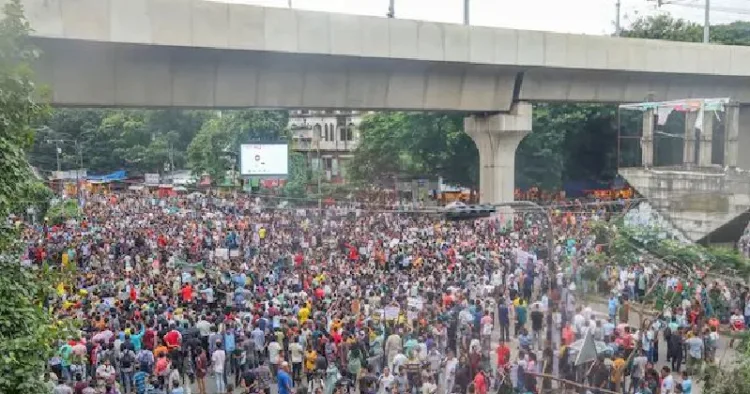 ജമാഅത്തെ ഇസ്ലാമി പ്രവര്‍ത്തകരുടെയും വിദ്യാര്‍ത്ഥി പ്രക്ഷോഭകാരികളുടെയും അതിക്രമത്തില്‍ സഹികെട്ട് ബംഗ്ലാദേശിലെ ധാക്കയില്‍ നടന്ന ഹിന്ദുക്കളുടെ പ്രതിഷേധം