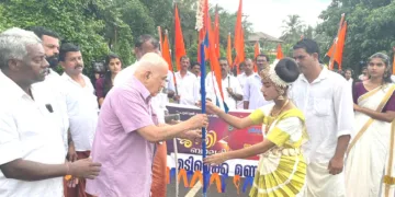 മടിക്കെ മണ്ഡലത്തിലെ ശോഭയാത്ര  ശിശു രോഗവിദഗ്ദ്ധന്‍ ഡോ. എ.സി.പത്മനാഭന്‍ ഗോകുലപതാക കൈമാറി ഉദ്ഘാടനം ചെയ്യുന്നു