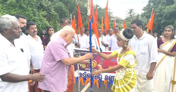 മടിക്കെ മണ്ഡലത്തിലെ ശോഭയാത്ര  ശിശു രോഗവിദഗ്ദ്ധന്‍ ഡോ. എ.സി.പത്മനാഭന്‍ ഗോകുലപതാക കൈമാറി ഉദ്ഘാടനം ചെയ്യുന്നു