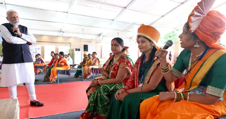 മഹാരാഷ്ട്രയിലെ ജല്‍ഗാവില്‍ ലക്ഷാധിപതി ദീദി സമ്മേളനത്തില്‍ പങ്കെടുത്തവരുമായി നരേന്ദ്ര മോദി സംവദിക്കുന്നു