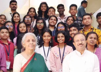 ധനമന്ത്രി നിര്‍മ്മല സീതാരാമനും മുന്‍ കേന്ദ്രമന്ത്രി വി. മുരളീധരനുമൊപ്പം മന്‍ കീ ബാത്തിലെ വിജയികള്‍ ദില്ലിയില്‍