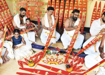 തിരുവോണനാളില്‍ ശ്രീപദ്മനാഭസ്വാമിക്ക് സമര്‍പ്പിക്കാനുള്ള
ഓണവില്ല് ഒരുക്കുന്ന ബിന്‍കുമാര്‍ ആചാരിയും കുടുംബവും