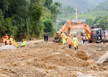 ഉരുള്‍പൊട്ടല്‍ ഏറ്റവും അധികം ബാധിച്ച ചൂരല്‍മല സ്‌കൂള്‍ റോഡില്‍ എന്‍ഡിആര്‍എഫ് സൈനികര്‍ മണ്ണ് മാന്തി യന്ത്രം ഉപയോഗിച്ച് പരിശോധന നടത്തുന്നു