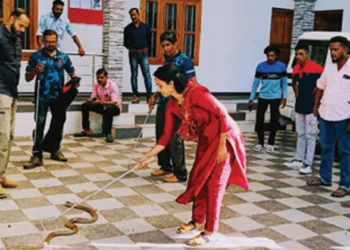 സവിത സുധി വനംവകുപ്പിന്റെ പാമ്പ് പിടുത്ത പരിശീലനത്തില്‍