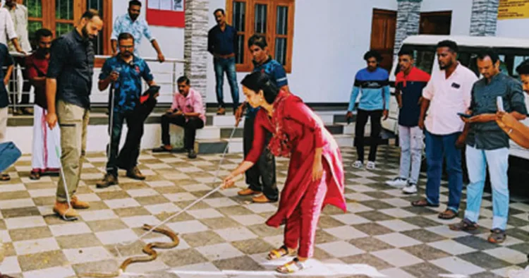 സവിത സുധി വനംവകുപ്പിന്റെ പാമ്പ് പിടുത്ത പരിശീലനത്തില്‍