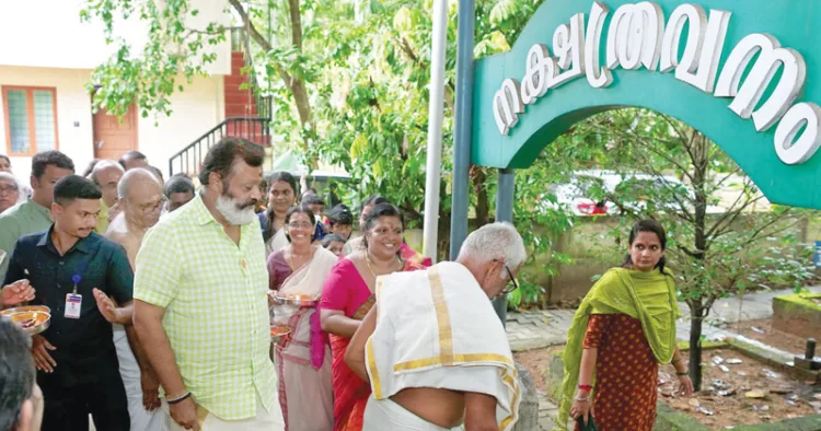 യജുര്‍വേദ യജ്ഞം നടക്കുന്ന പെരുമ്പിള്ളിശ്ശേരി മിത്രാനന്ദപുരം വാമനമൂര്‍ത്തി ക്ഷേത്രത്തില്‍ കേന്ദ്ര സഹമന്ത്രി 
സുരേഷ് ഗോപി സന്ദര്‍ശിക്കുന്നു