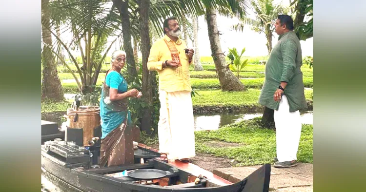 കഴിഞ്ഞ ദിവസം കുമരകത്തെത്തിയ കേന്ദ്രമന്ത്രി സുരേഷ് ഗോപി കോക്കനട്ട് ലഗൂണിലെ വള്ളത്തില്‍ ചായക്കട നടത്തുന്ന ശാന്തമ്മയില്‍ല്‍ നിന്ന് ചായ വാങ്ങി കുടിക്കുന്നു. റിസോര്‍ട്ട് ജനറല്‍ മാനേജര്‍ ഹരികൃഷ്ണന്‍ സമീപം.