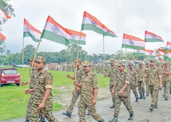ഹര്‍ ഘര്‍ തിരംഗ കാമ്പയിന്റെ ഭാഗമായി ആസാമിലെ നാഗോണില്‍ സൈനികര്‍ ദേശീയ പതാകയുമായി റാലി നടത്തിയപ്പോള്‍