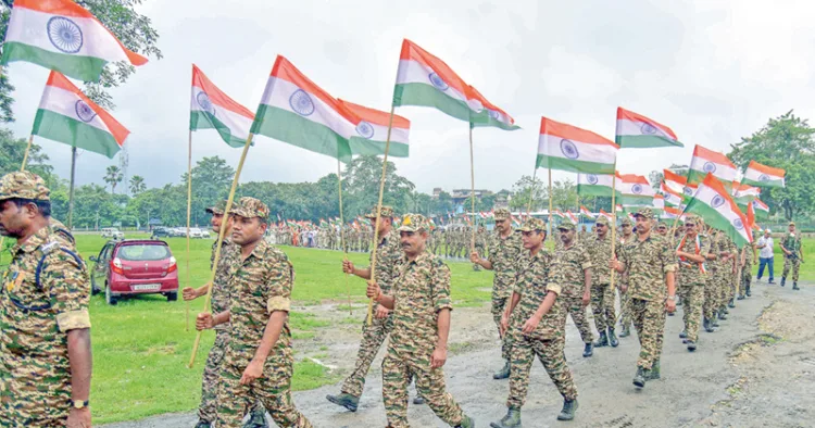 ഹര്‍ ഘര്‍ തിരംഗ കാമ്പയിന്റെ ഭാഗമായി ആസാമിലെ നാഗോണില്‍ സൈനികര്‍ ദേശീയ പതാകയുമായി റാലി നടത്തിയപ്പോള്‍