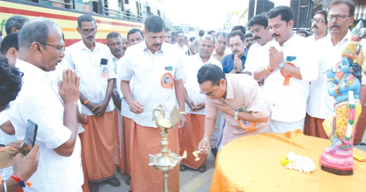 അമ്പലപ്പുഴയില്‍ മഹാശോഭയാത്ര ഗാനരചയിതാവ് വയലാര്‍ ശരത്ചന്ദ്ര വര്‍മ്മ ഉദ്ഘാടനം ചെയ്യുന്നു